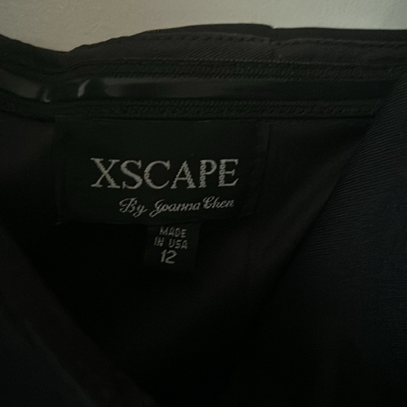 Navy blue xscape dress with side ruching. One shower with broached detail - Picture 5 of 5